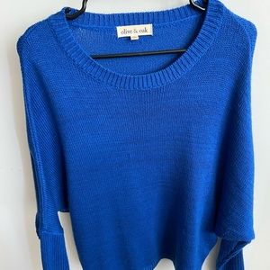 Olive & Oak blue sweater with wide sleeves